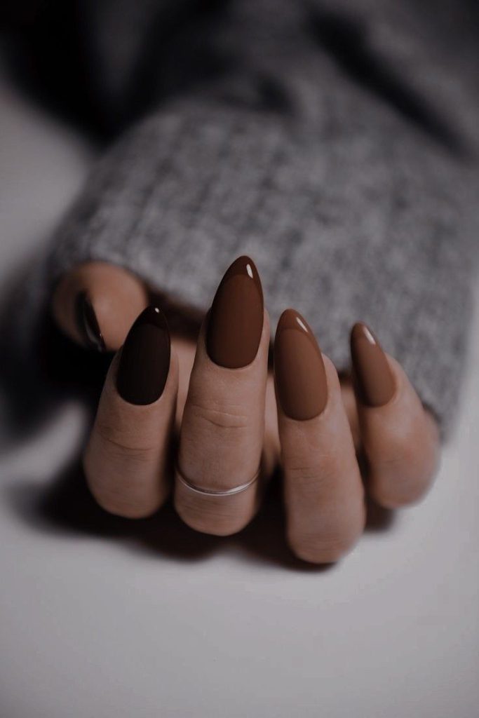 brown-trend-2025-nail-design-mahfamshop (12)