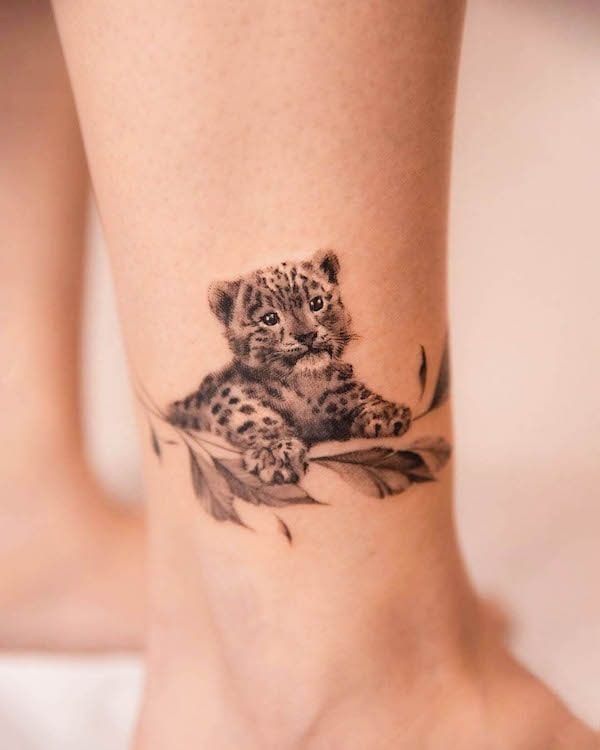 تتو دخترانه روی مچ پا