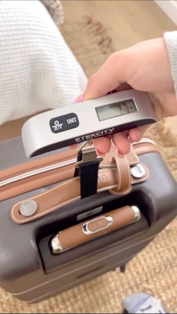 how-to-pack-suitcase (10)